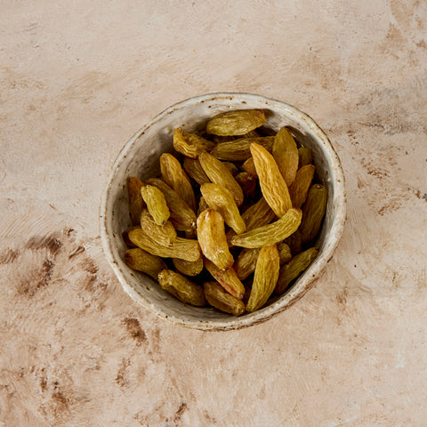 Long sultanas in a stoneware bowl